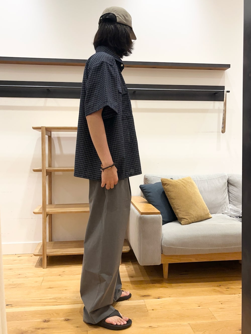 ブルー系のシャツ/ブラウス、グレー系のその他パンツ、ブラック系のサンダルを着用したメンズの夏コーディネートの2枚目の写真