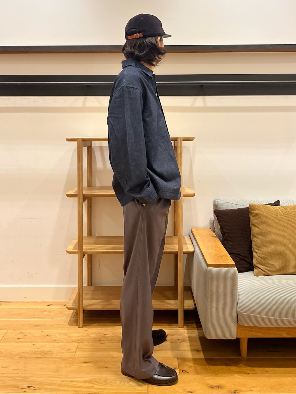 ブルー系のデニムジャケット、グレー系のその他パンツ、ホワイト系のTシャツ/カットソーを着用したメンズの秋コーディネートの2枚目の写真