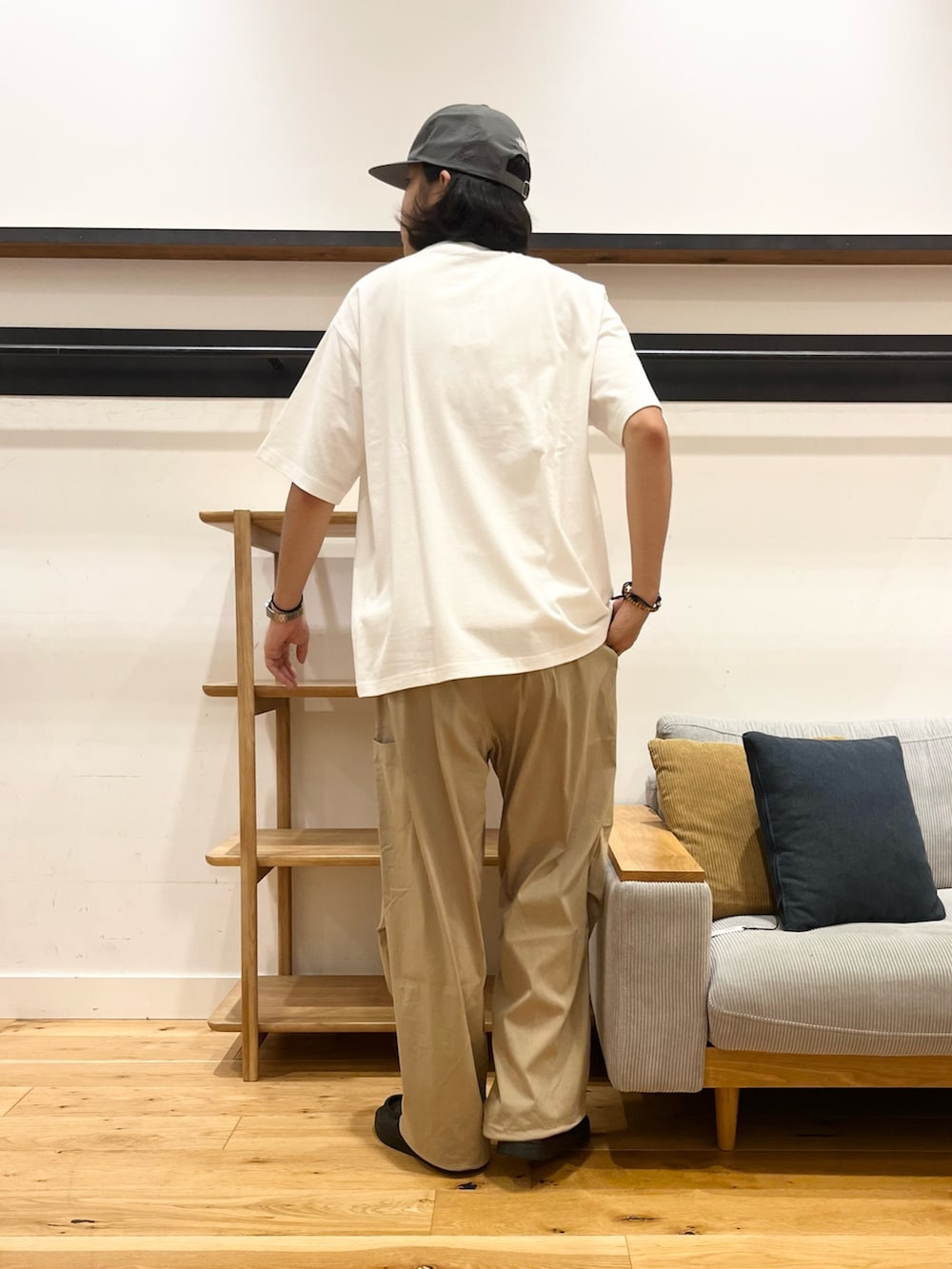 ホワイト系のTシャツ/カットソー、ベージュ系のその他パンツ、グレー系のキャップを着用したメンズの夏コーディネートの3枚目の写真