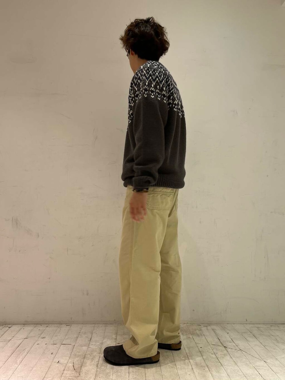 ブラウン系のニット/セーター、ベージュ系のその他パンツ、グレー系のサンダルを着用したメンズの秋コーディネートの3枚目の写真