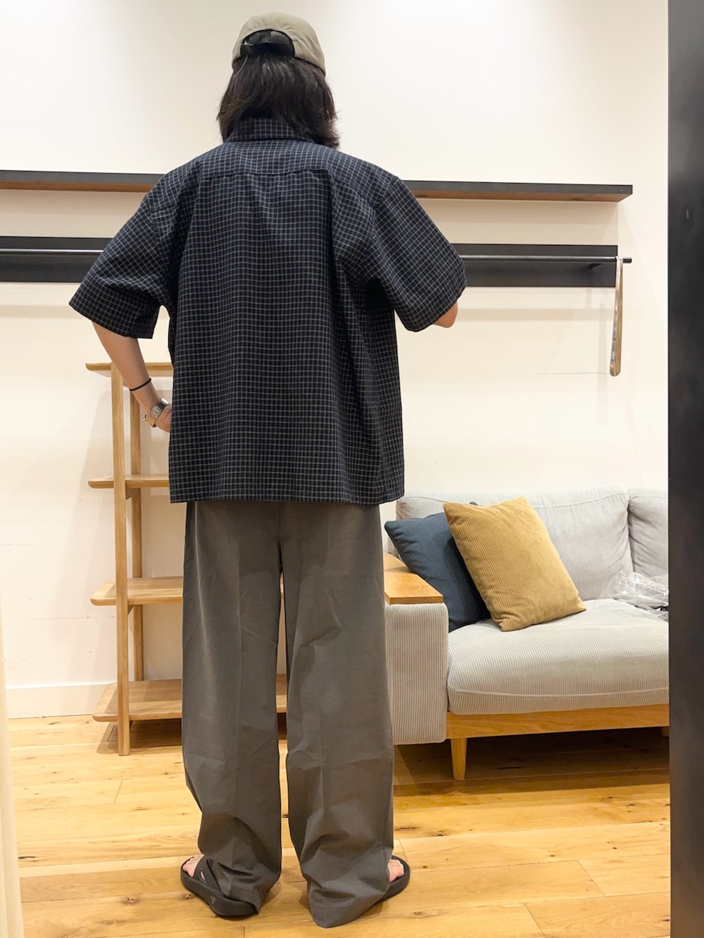 ブルー系のシャツ/ブラウス、グレー系のその他パンツ、ブラック系のサンダルを着用したメンズの夏コーディネートの3枚目の写真