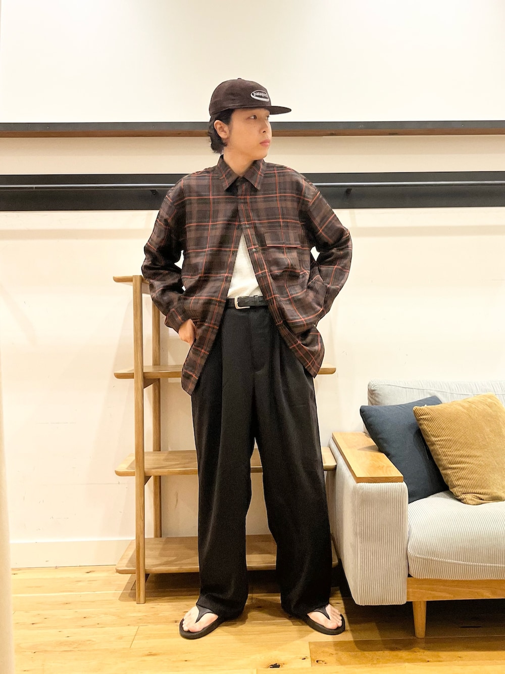 ブラウン系のシャツ/ブラウス、ブラック系のその他パンツ、ブラック系のサンダルを着用したメンズの夏コーディネートの2枚目の写真