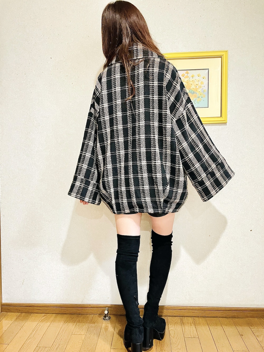 ブラック系のブーツ、ブラック系のその他アウターを着用したレディースの冬コーディネートの3枚目の写真