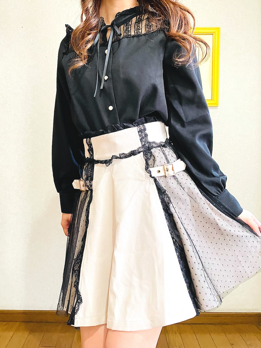 ブラック系のシャツ/ブラウス、ベージュ系のスカート、ブラック系のローファーを着用したレディースの春コーディネートの2枚目の写真