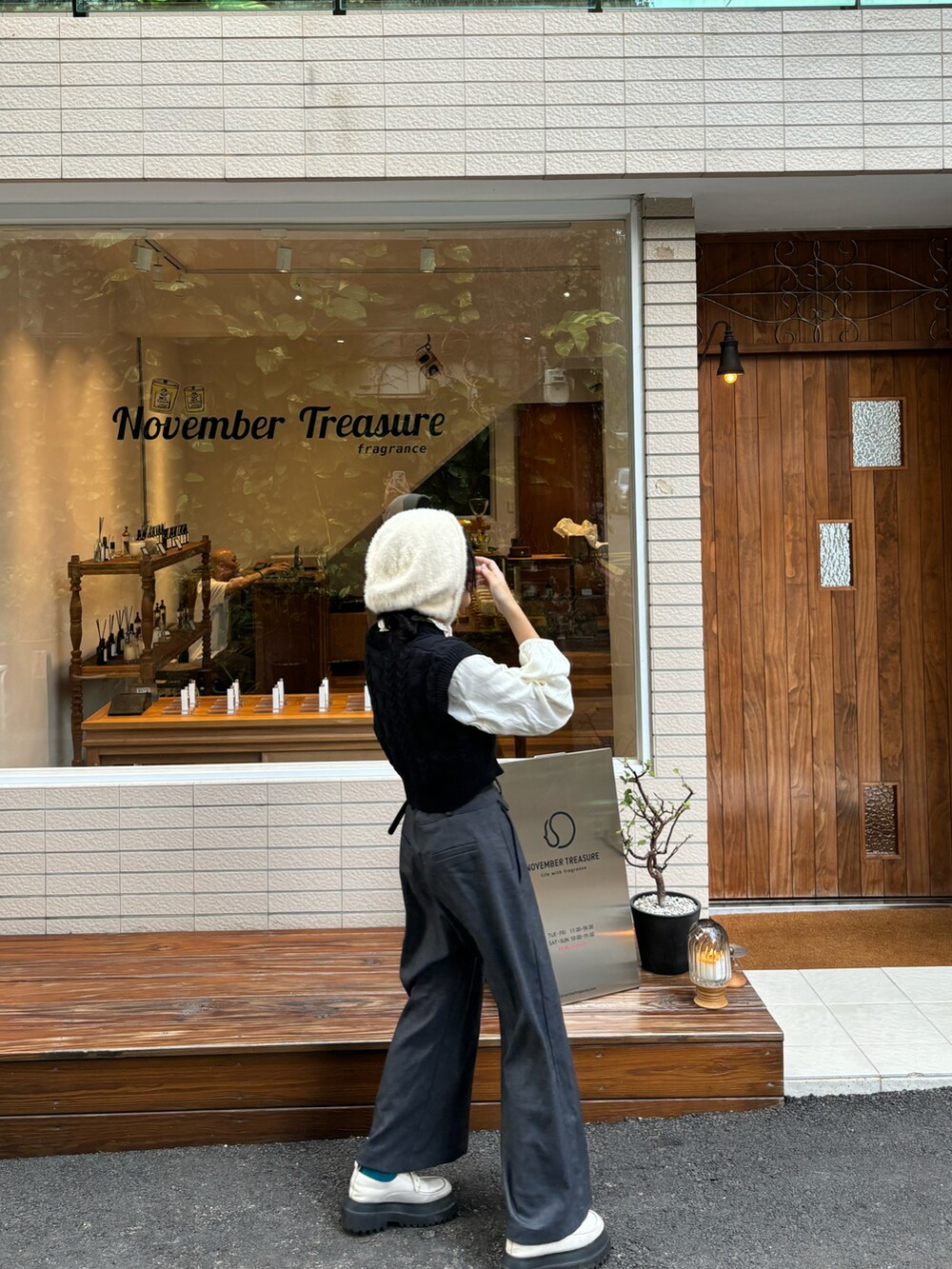 ブラック系のタンクトップ、ホワイト系のシャツ/ブラウス、グレー系のスラックスを着用したレディースの秋コーディネートの2枚目の写真