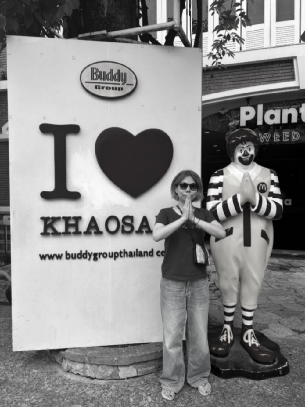 ブルー系のデニムパンツを着用したレディースの夏コーディネートの2枚目の写真