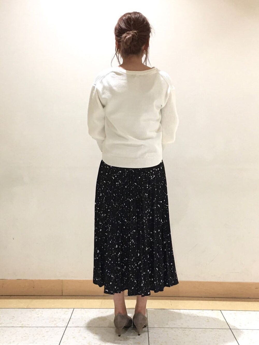 ホワイト系のセットアップ、パープル系のトートバッグ、その他のその他を着用したレディースの冬コーディネートの2枚目の写真