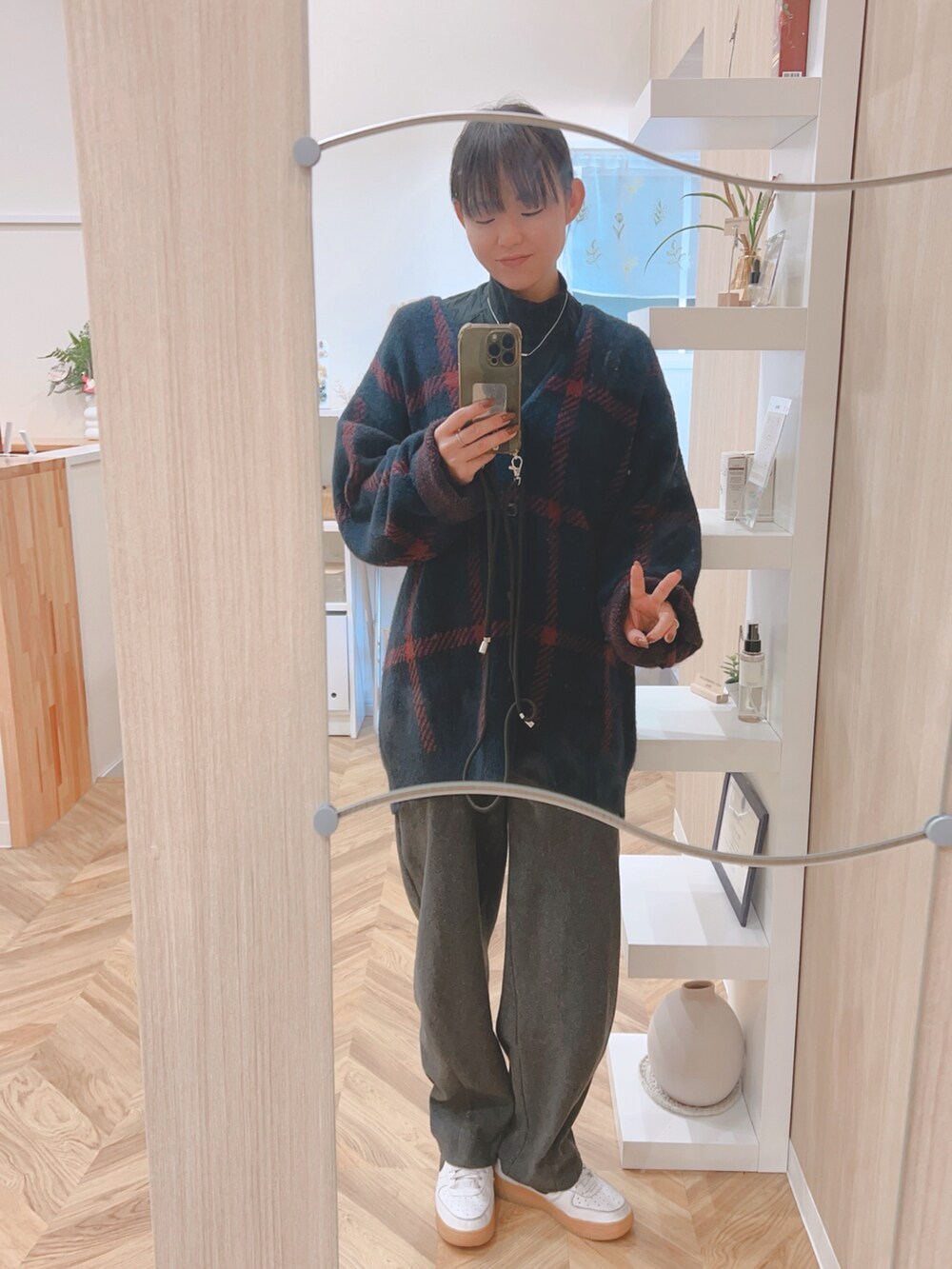 ブラック系のTシャツ/カットソー、ブルー系のニット/セーター、グレー系のその他パンツを着用したレディースの秋コーディネートの2枚目の写真