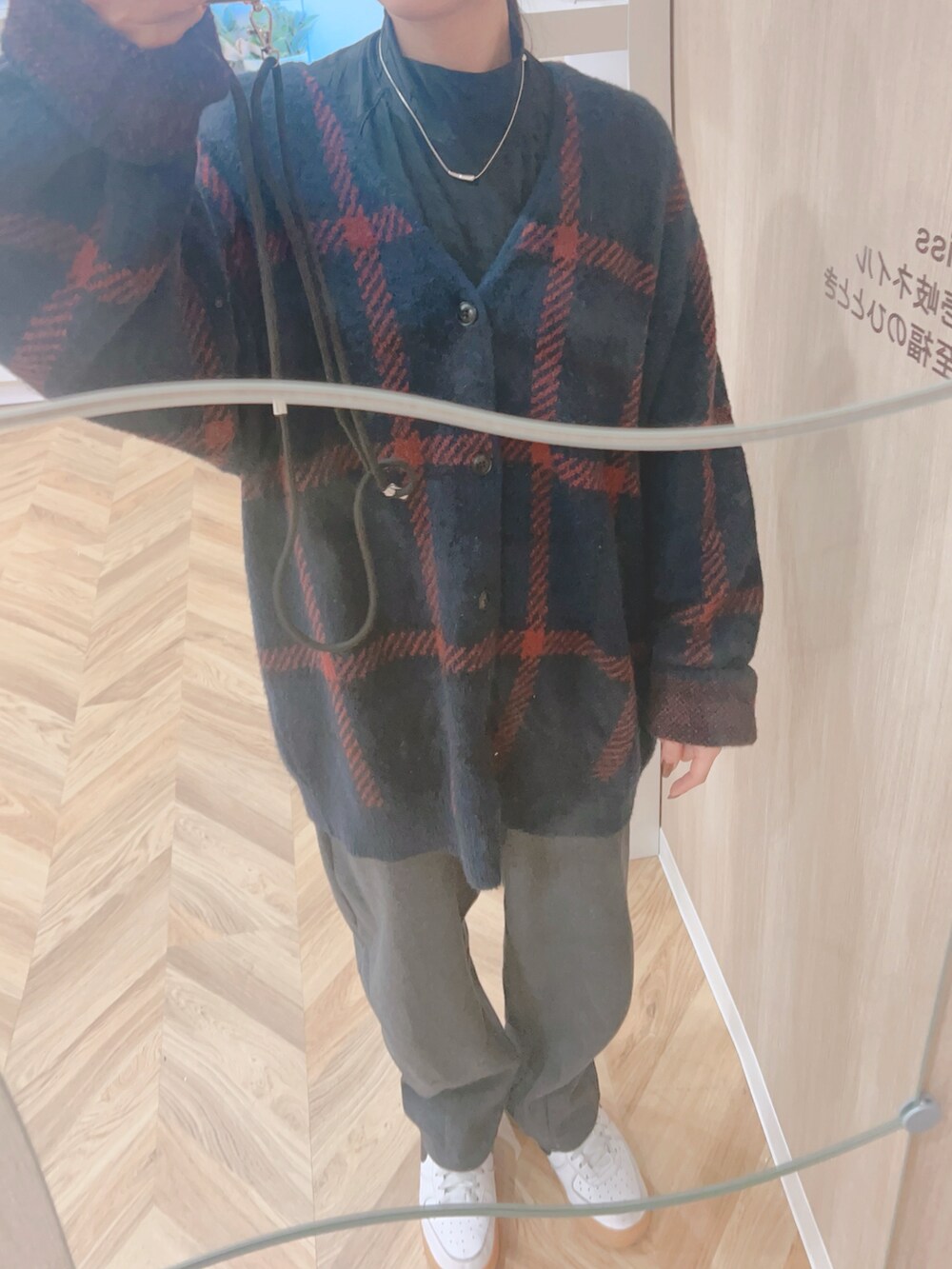 ブラック系のTシャツ/カットソー、ブルー系のニット/セーター、グレー系のその他パンツを着用したレディースの秋コーディネートの3枚目の写真