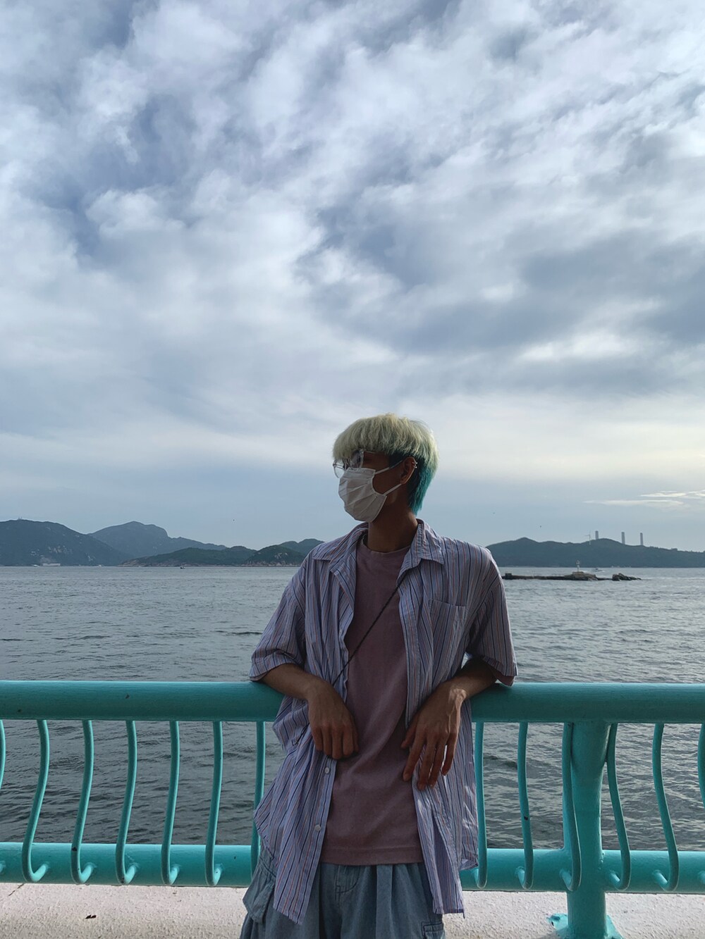 ピンク系のスニーカー、ブルー系のデニムパンツ、ブルー系のシャツ/ブラウスを着用したメンズの冬コーディネートの2枚目の写真