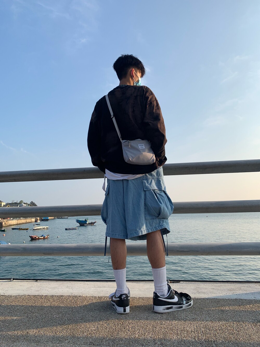 ブルー系のデニムパンツ、ホワイト系のその他トップス、ブラック系のトップスを着用したメンズの冬コーディネートの2枚目の写真