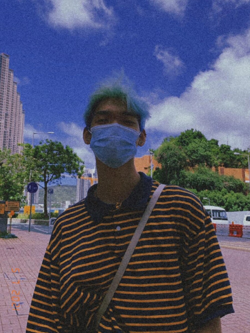 その他のポロシャツ、ブルー系のデニムパンツ、ベージュ系のスニーカーを着用したメンズの冬コーディネートの2枚目の写真