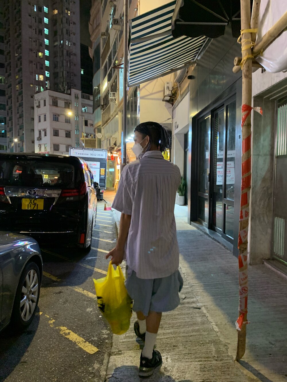 ブルー系のデニムパンツ、グレー系のスニーカー、ブルー系のシャツ/ブラウスを着用したメンズの冬コーディネートの2枚目の写真