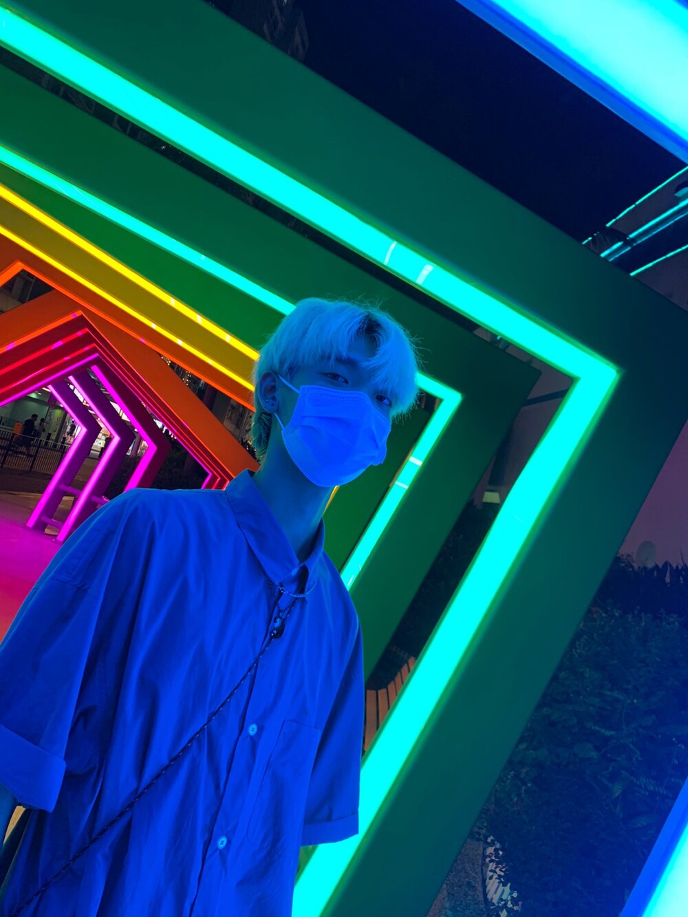 ピンク系のシャツ/ブラウス、ホワイト系のチノパンツ、ピンク系のスニーカーを着用したメンズの冬コーディネートの2枚目の写真