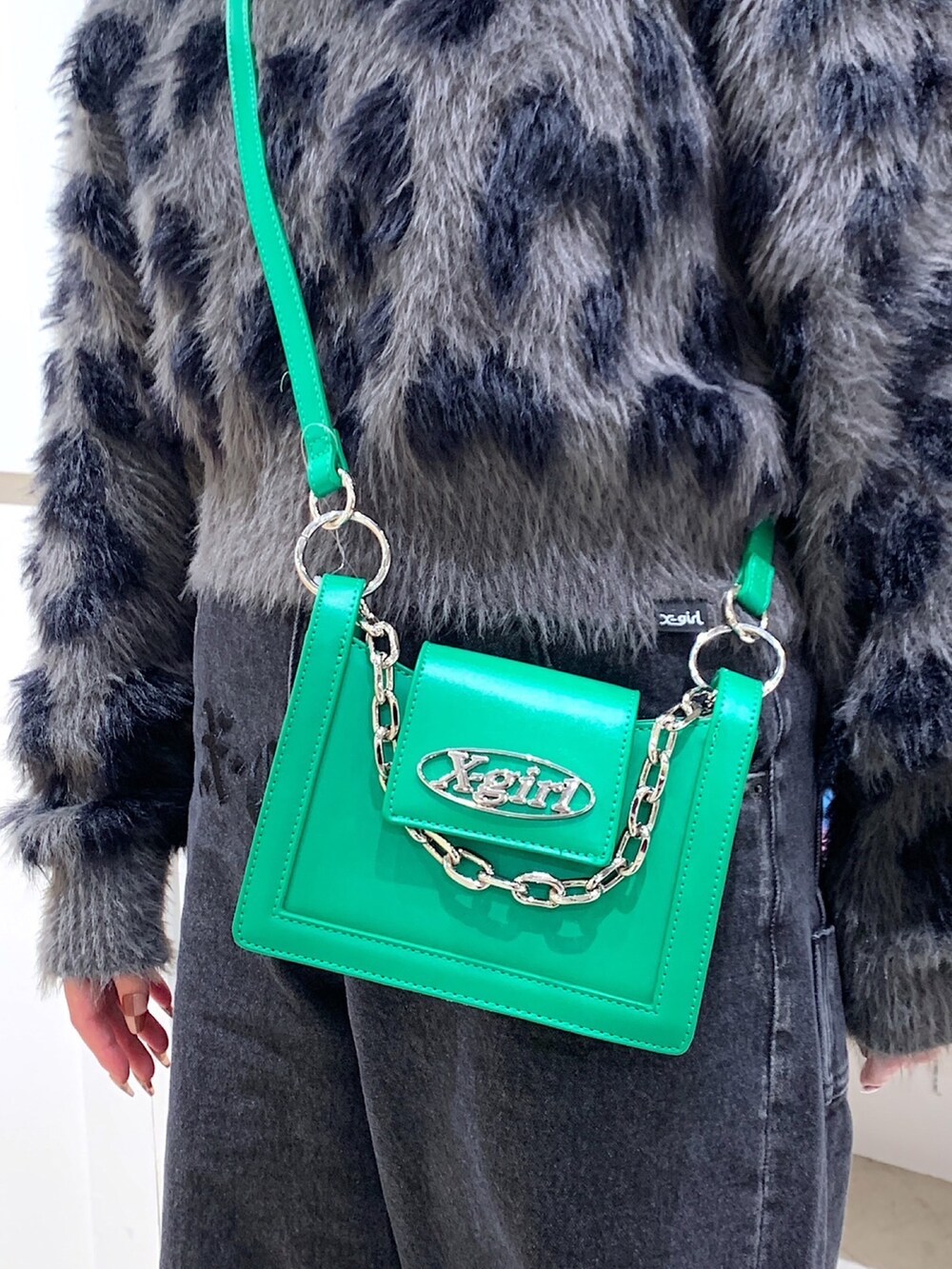 「xgirl、Xgirl_ootd、xgirl原宿、ニット、ショート丈トップス、ショルダーバッグ、デニムパンツ、バギーパンツ、ブラックコーデ、ブラックデニム」｜「X-girlのLEOPARD CROPPED KNIT TOP（ニット/セーター、グレー系）」を使った、あんなさん（レディース・157cm）の秋コーディネートの4枚目の写真