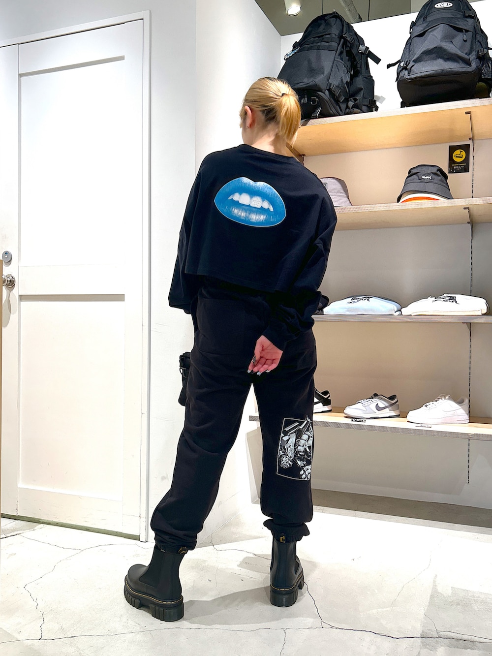 「シンプルコーデ、xgirl、x-girl、Xgirl_ootd、xgirl原宿、コラボ、コラボアイテム、JOJO、スウェットパンツ、クロップド丈」｜「X-girlのX-girl×ジョジョの奇妙な冒険SC SWEAT PANTS（スウェットパンツ、ブラック系）」を使った、あんなさん（レディース・157cm）の冬コーディネートの2枚目の写真