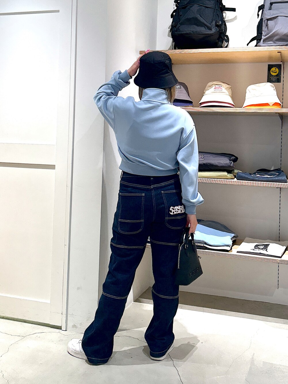 「xgirl、Xgirl_ootd、xgirl ootd、x-girl、x-girl_ootd、X-girl、トラックジャケット、バケットハット、デニム、デニムパンツ、ハイウエストパンツ、ハンドバッグ、ショルダーバッグ」｜「X-girlのCONTRAST STITCH DENIM PANTS（デニムパンツ、ブルー系）」を使った、あんなさん（レディース・157cm）の冬コーディネートの3枚目の写真