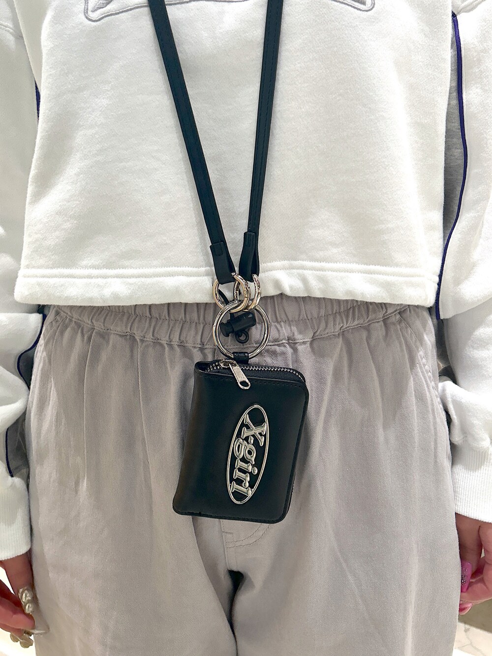 「Xgirl_ootd、xgirl、x-girl、xgirljp、x-girl_ootd、xgirl ootd、ビーニー、ニット帽、クロップド丈、パーカー、イージーパンツ、コインケース」｜「X-girlのEASY PANTS（その他パンツ、グレー系）」を使った、あんなさん（レディース・157cm）の春コーディネートの4枚目の写真