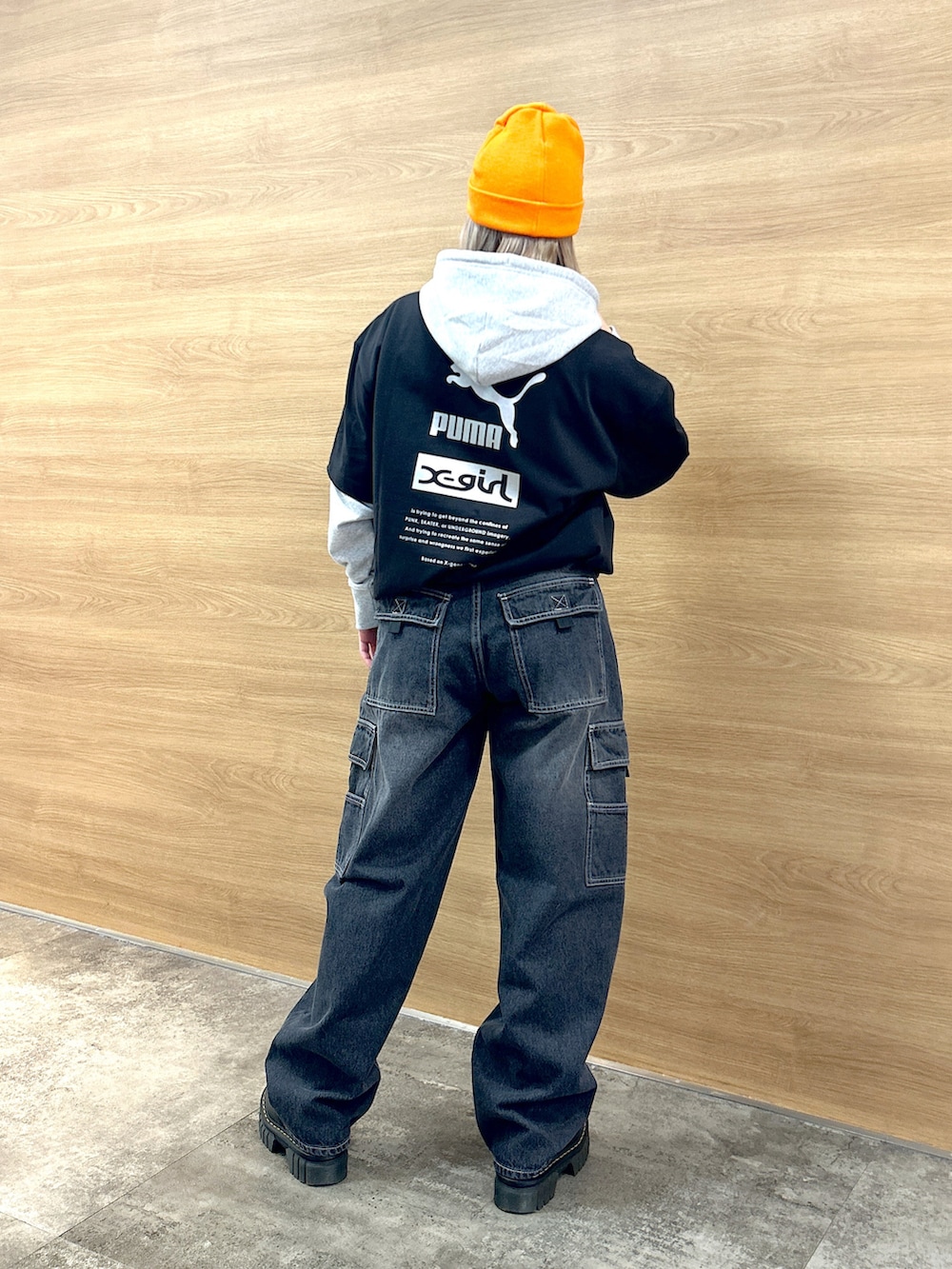 「Xgirl_ootd、xgirl、x-girl、xgirl ootd、x-girl_ootd、ストリートコーデ、パーカー、ビーニー、Tシャツ、コラボ、PUMA、プーマ、コラボアイテム、カーゴパンツ」｜「X-girlのFACE WIDE CARGO PANTS（カーゴパンツ、ブルー系）」を使った、あんなさん（レディース・157cm）の春コーディネートの3枚目の写真