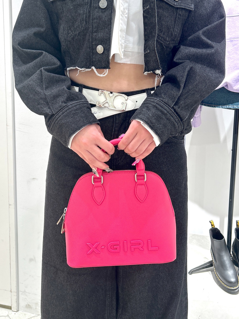 「xgirl、xgirl ootd、Xgirl_ootd、x-girl_ootd、x-girl、デニムパンツ、デニムジャケット、デニム、デニムセットアップ、セットアップ、クロップド丈、シャツ、ショルダーバッグ、ハンドバッグ、ベルト」｜「X-girlのOVERDYED DENIM PANTS（デニムパンツ、ブラック系）」を使った、あんなさん（レディース・157cm）の春コーディネートの4枚目の写真