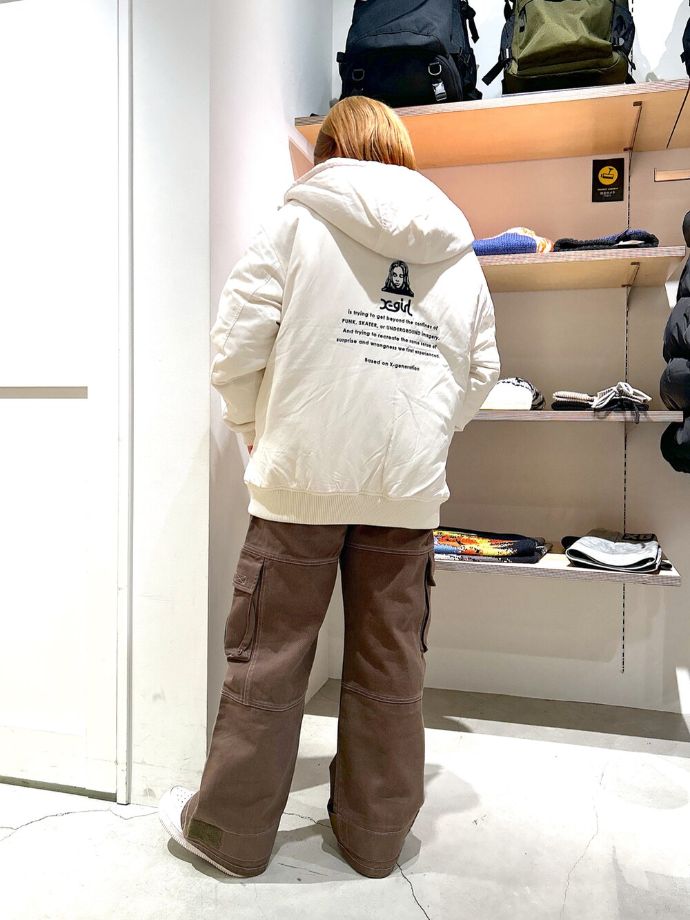 「xgirl、Xgirl_ootd、xgirl原宿、カーゴパンツ、スウェット、ラグラン、冬服、リバーシブル、キルティング、ジャケット」｜「X-girlのREVERSIBLE QUILTED JACKET（ナイロンジャケット、ホワイト系）」を使った、あんなさん（レディース・157cm）の冬コーディネートの3枚目の写真