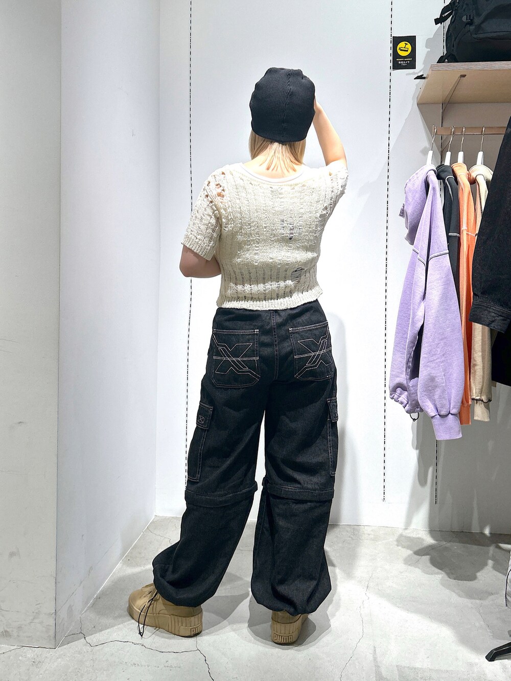 「Xgirl_ootd、xgirl、xgirl ootd、xgirljp、x-girl、x-girl_ootd、エックスガール、ビーニー、ニット、ニットトップス、バッグ、デニムパンツ、２ＷＡＹ、2WAYﾊﾞｯｸﾞ」｜「X-girlのCOOL MAX BEANIE（ニットキャップ/ビーニー、ブラック系）」を使った、あんなさん（レディース・157cm）の春コーディネートの3枚目の写真