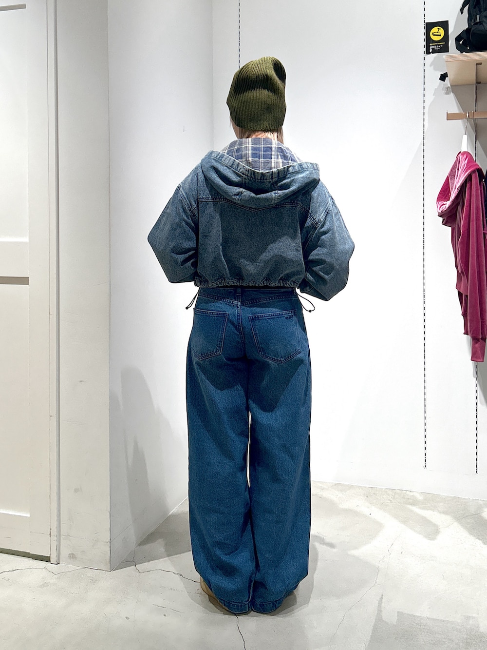 「xgirl、x-girl、Xgirl_ootd、X-girl、エックスガール、デニムジャケット、ロンT、デニムパンツ、ローライズデニム、ビーニー、ニット」｜「X-girlのLOW RISE HEM TUCK DENIM PANTS（デニムパンツ、ブルー系）」を使った、あんなさん（レディース・157cm）の秋コーディネートの3枚目の写真