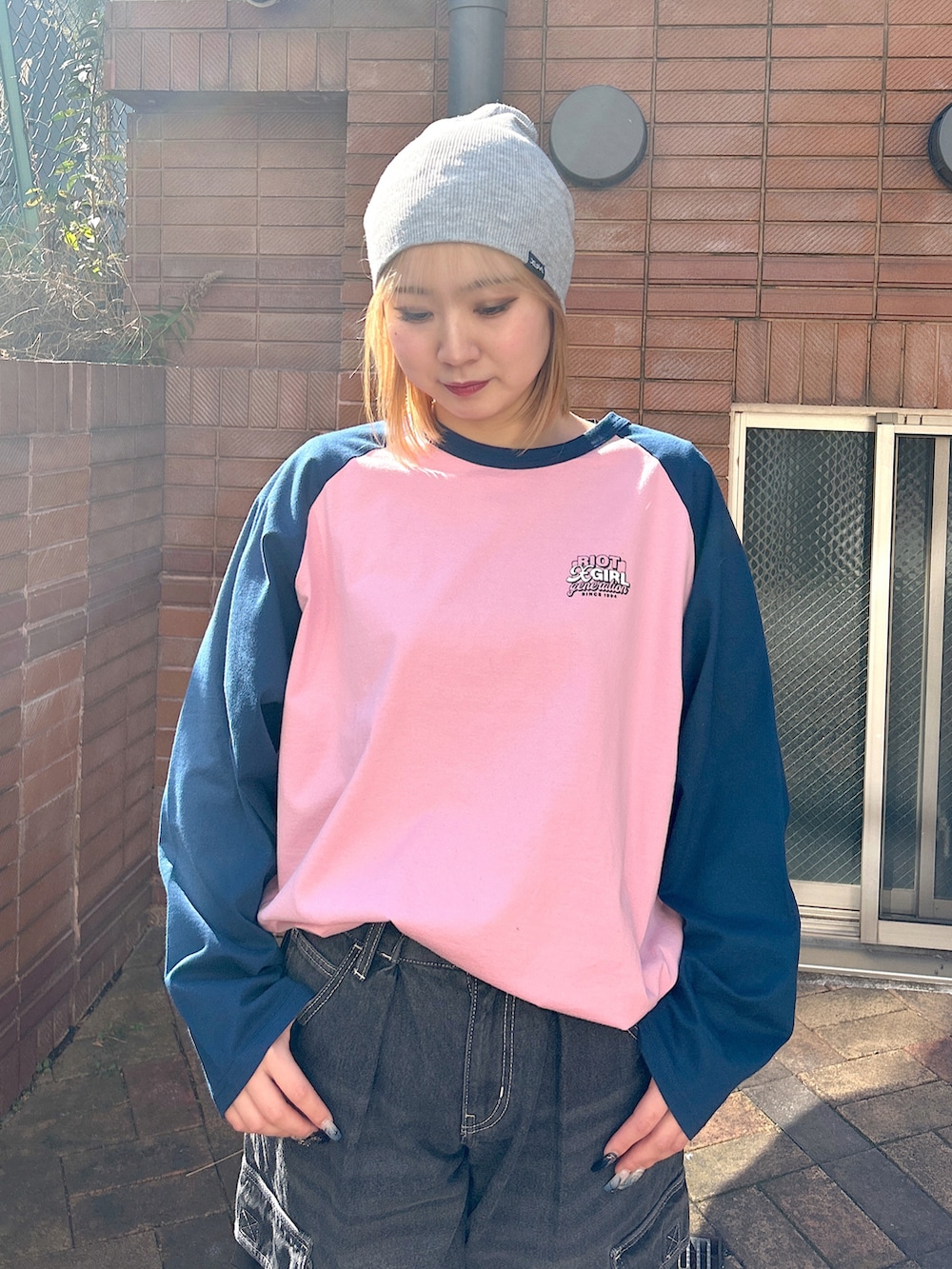 「ビーニー帽、カーゴパンツ、x-girl、xgirl、Xgirl_ootd、ootd、xgirl原宿、ラグランTシャツ、デニム、ストリートコーデ」｜「X-girlの3WAY KNIT CAP（ニットキャップ/ビーニー、グレー系）」を使った、あんなさん（レディース・157cm）の冬コーディネートの4枚目の写真