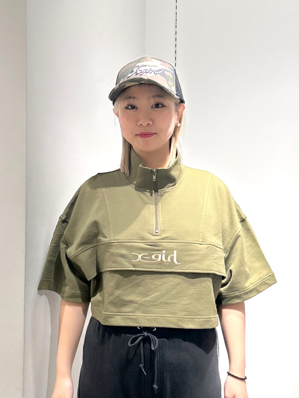 「Xgirl_ootd、x-girl、xgirl、xgirl ootd、xgirljp、x-girl_ootd、エックスガール、アノラックパーカー、ハーフジップ、キャップ、スウェットパンツ、ショルダーバッグ、夏コーデ」｜「X-girlのSWEAT PANTS（スウェットパンツ、グレー系）」を使った、あんなさん（レディース・157cm）の春コーディネートの5枚目の写真