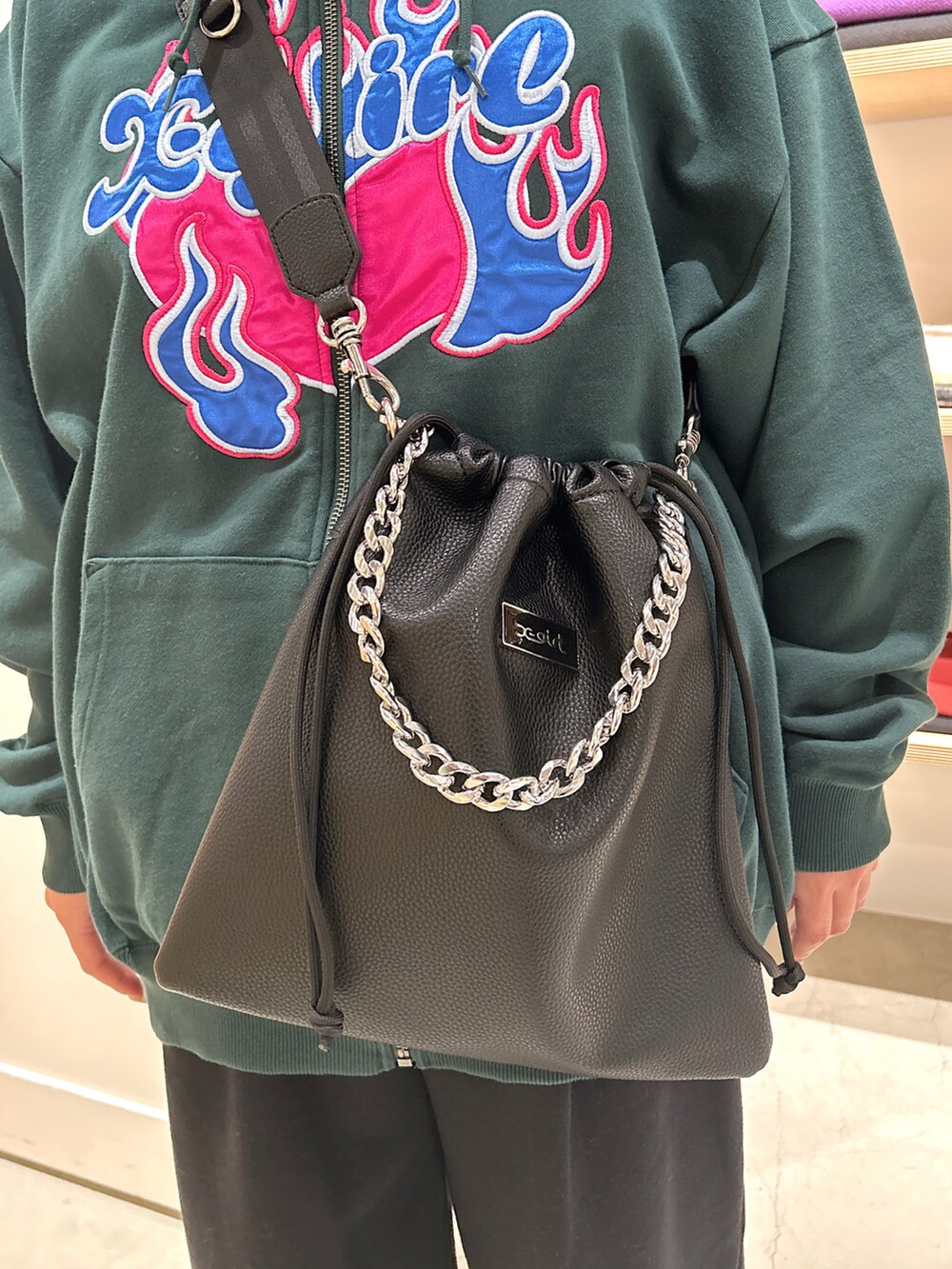 「xgirl、Xgirl_ootd、xgirl原宿、xgirl ootd、パーカー、スウェット、スウェットパンツ、シャギー、ショルダーバッグ、冬服」｜「X-girlのSHAGGY KNIT CAP（ニットキャップ/ビーニー、イエロー系）」を使った、あんなさん（レディース・157cm）の冬コーディネートの3枚目の写真