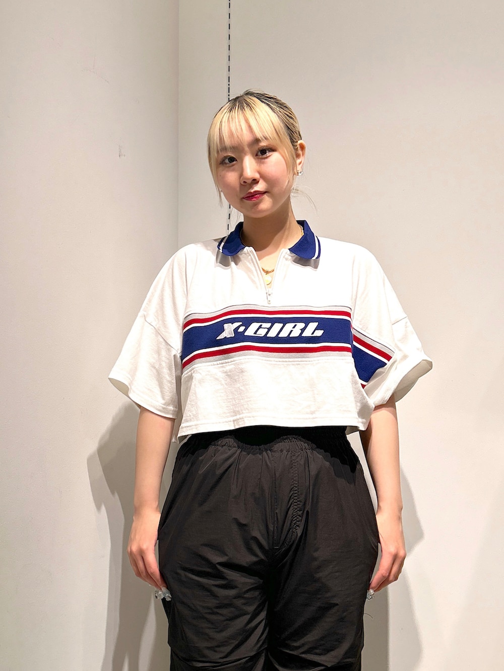 「Xgirl_ootd、xgirl、xgirl ootd、xgirljp、x-girl、x-girl_ootd、ルーズパンツ、ハーフジップ、トートバッグ、ポロシャツ」｜「X-girlのLOOSE FIT TUCK PANTS（その他パンツ、ブラック系）」を使った、あんなさん（レディース・157cm）の夏コーディネートの5枚目の写真