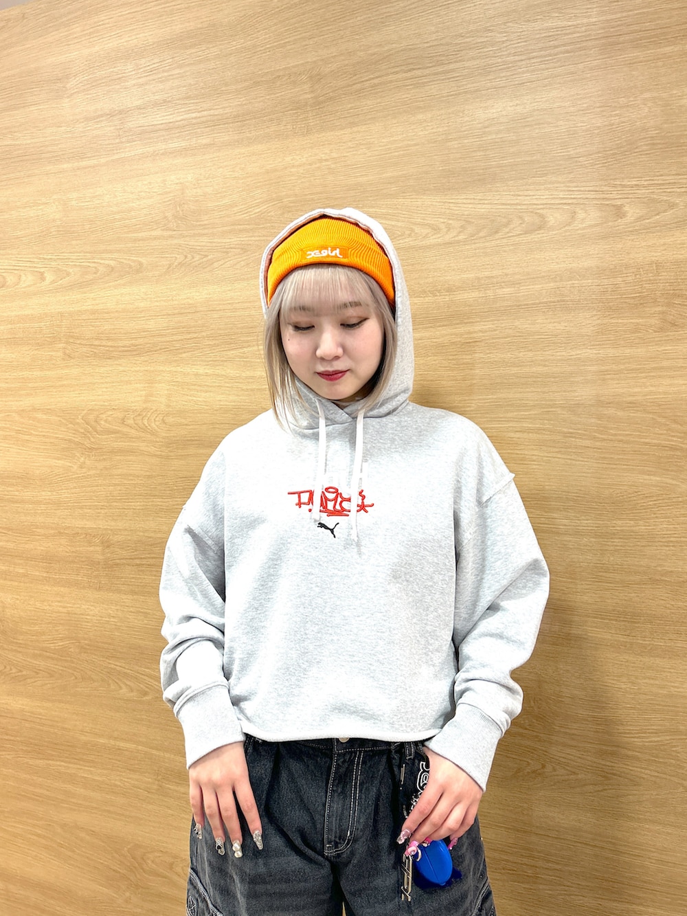 「Xgirl_ootd、xgirl、x-girl、xgirl ootd、x-girl_ootd、ストリートコーデ、パーカー、ビーニー、Tシャツ、コラボ、PUMA、プーマ、コラボアイテム、カーゴパンツ」｜「X-girlのFACE WIDE CARGO PANTS（カーゴパンツ、ブルー系）」を使った、あんなさん（レディース・157cm）の春コーディネートの5枚目の写真
