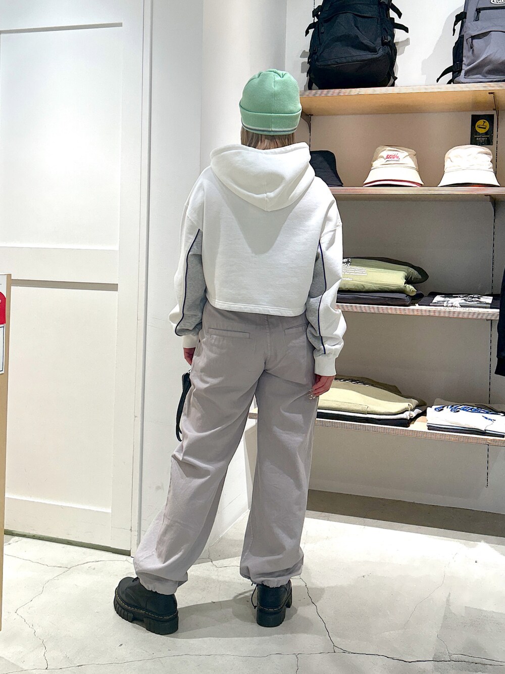 「Xgirl_ootd、xgirl、x-girl、xgirljp、x-girl_ootd、xgirl ootd、ビーニー、ニット帽、クロップド丈、パーカー、イージーパンツ、コインケース」｜「X-girlのEASY PANTS（その他パンツ、グレー系）」を使った、あんなさん（レディース・157cm）の春コーディネートの3枚目の写真