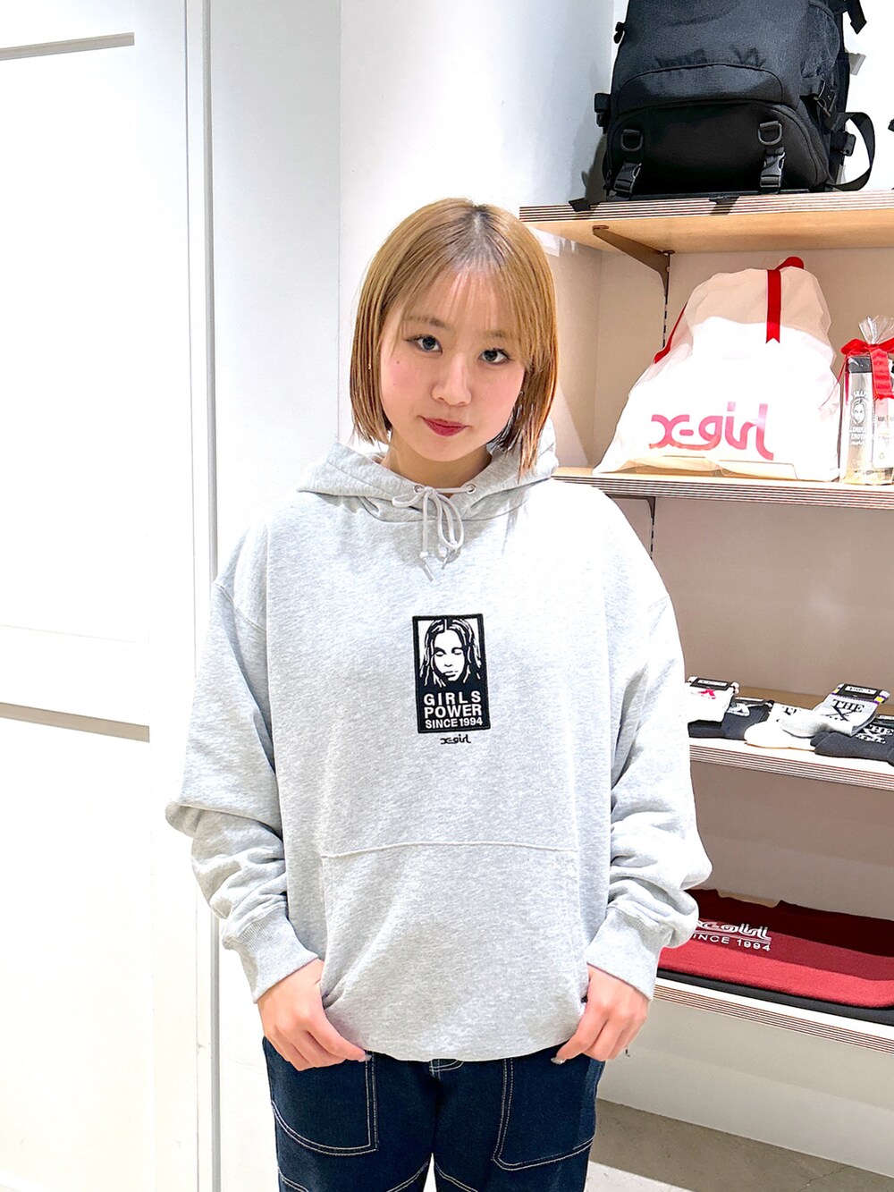 「xgirl、Xgirl_ootd、xgirl ootd、xgirl原宿、ストリート、MA-1、デニム、デニムパンツ、パーカー、ロゴスウェット、刺繍」｜「X-girlのCONTRAST STITCH DENIM PANTS（デニムパンツ、ブルー系）」を使った、あんなさん（レディース・157cm）の冬コーディネートの5枚目の写真