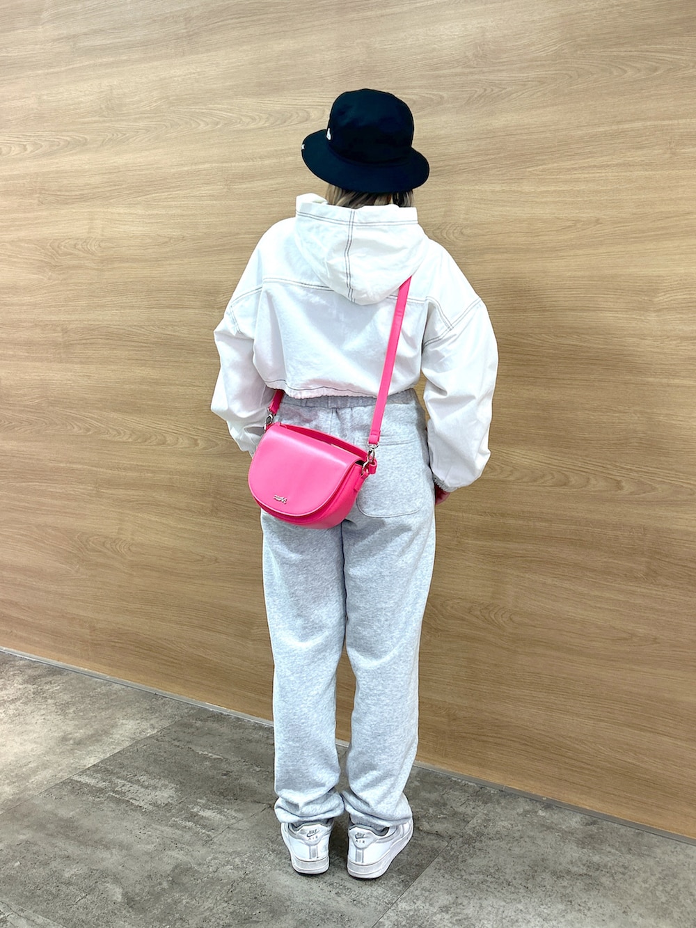 「Xgirl_ootd、xgirl、x-girl、xgirl ootd、xgirljp、x-girl_ootd、NEW ERA、フーディー、クロップド丈、スウェットパンツ、ハンドバッグ、ショルダーバッグ、バケットハット、バケハ」｜「X-girlのFACE PATCH SWEAT PANTS（スウェットパンツ、グレー系）」を使った、あんなさん（レディース・157cm）の春コーディネートの3枚目の写真
