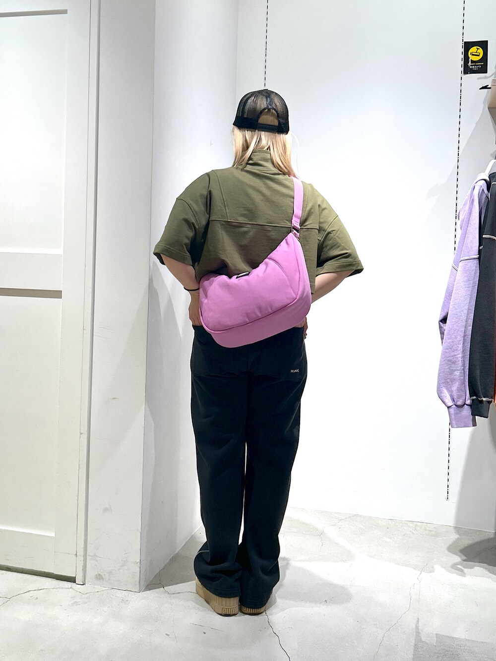 「Xgirl_ootd、x-girl、xgirl、xgirl ootd、xgirljp、x-girl_ootd、エックスガール、アノラックパーカー、ハーフジップ、キャップ、スウェットパンツ、ショルダーバッグ、夏コーデ」｜「X-girlのSWEAT PANTS（スウェットパンツ、グレー系）」を使った、あんなさん（レディース・157cm）の春コーディネートの3枚目の写真