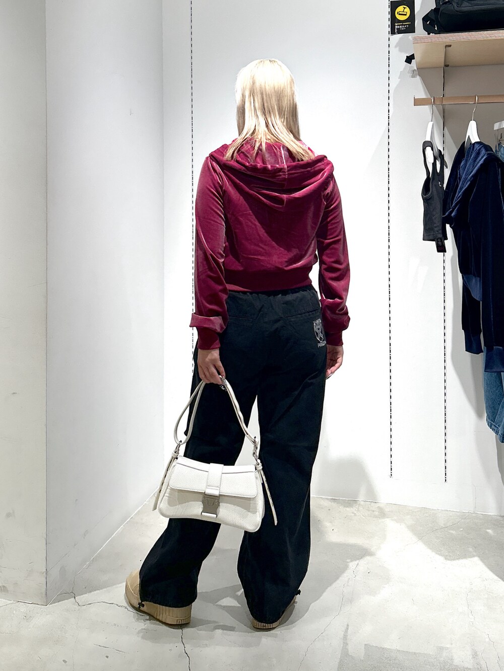 「xgirl、x-girl、Xgirl_ootd、X-girl、エックスガール、ベロア、パーカー、スウェット、イージーパンツ、ハンドバッグ、ショルダーバッグ」｜「X-girlのVELOUR ZIP UP HOODIE（パーカー、ピンク系）」を使った、あんなさん（レディース・157cm）の秋コーディネートの3枚目の写真