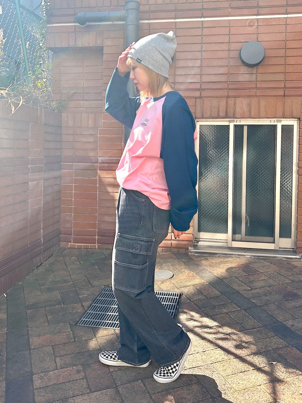 「ビーニー帽、カーゴパンツ、x-girl、xgirl、Xgirl_ootd、ootd、xgirl原宿、ラグランTシャツ、デニム、ストリートコーデ」｜「X-girlの3WAY KNIT CAP（ニットキャップ/ビーニー、グレー系）」を使った、あんなさん（レディース・157cm）の冬コーディネートの2枚目の写真