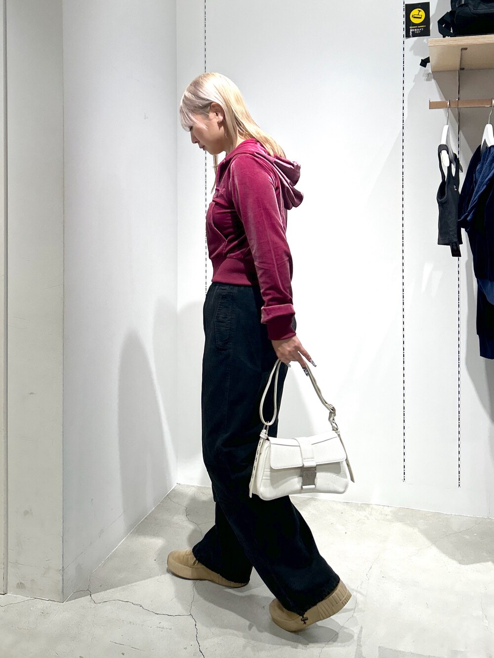 「xgirl、x-girl、Xgirl_ootd、X-girl、エックスガール、ベロア、パーカー、スウェット、イージーパンツ、ハンドバッグ、ショルダーバッグ」｜「X-girlのVELOUR ZIP UP HOODIE（パーカー、ピンク系）」を使った、あんなさん（レディース・157cm）の秋コーディネートの2枚目の写真