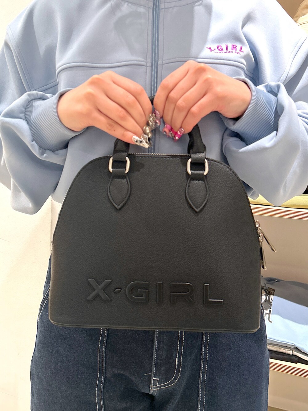 「xgirl、Xgirl_ootd、xgirl ootd、x-girl、x-girl_ootd、X-girl、トラックジャケット、バケットハット、デニム、デニムパンツ、ハイウエストパンツ、ハンドバッグ、ショルダーバッグ」｜「X-girlのCONTRAST STITCH DENIM PANTS（デニムパンツ、ブルー系）」を使った、あんなさん（レディース・157cm）の冬コーディネートの4枚目の写真