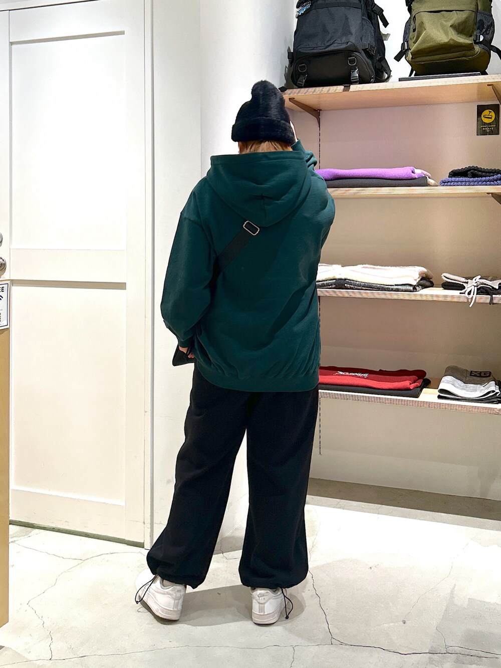 「xgirl、Xgirl_ootd、xgirl原宿、xgirl ootd、パーカー、スウェット、スウェットパンツ、シャギー、ショルダーバッグ、冬服」｜「X-girlのSHAGGY KNIT CAP（ニットキャップ/ビーニー、イエロー系）」を使った、あんなさん（レディース・157cm）の冬コーディネートの2枚目の写真