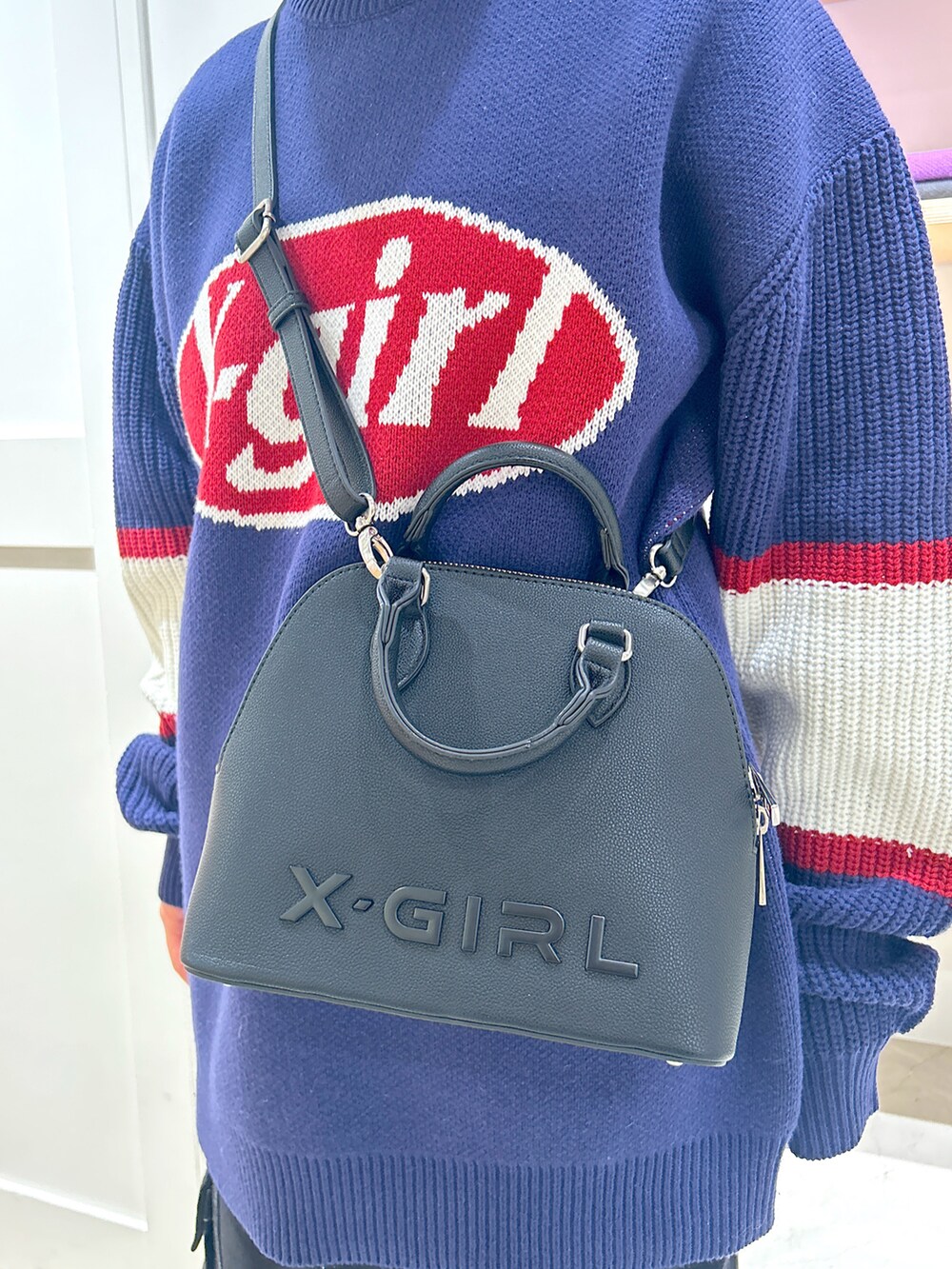「xgirl、Xgirl_ootd、xgirl ootd、xgirl原宿、バケットハット、シャギーニット、シャギー、ニット、スカート、２ＷＡＹ、オーバーサイズ」｜「X-girlのFAUX LEATHER 2WAY BOSTON BAG（ショルダーバッグ、ブルー系）」を使った、あんなさん（レディース・157cm）の冬コーディネートの4枚目の写真