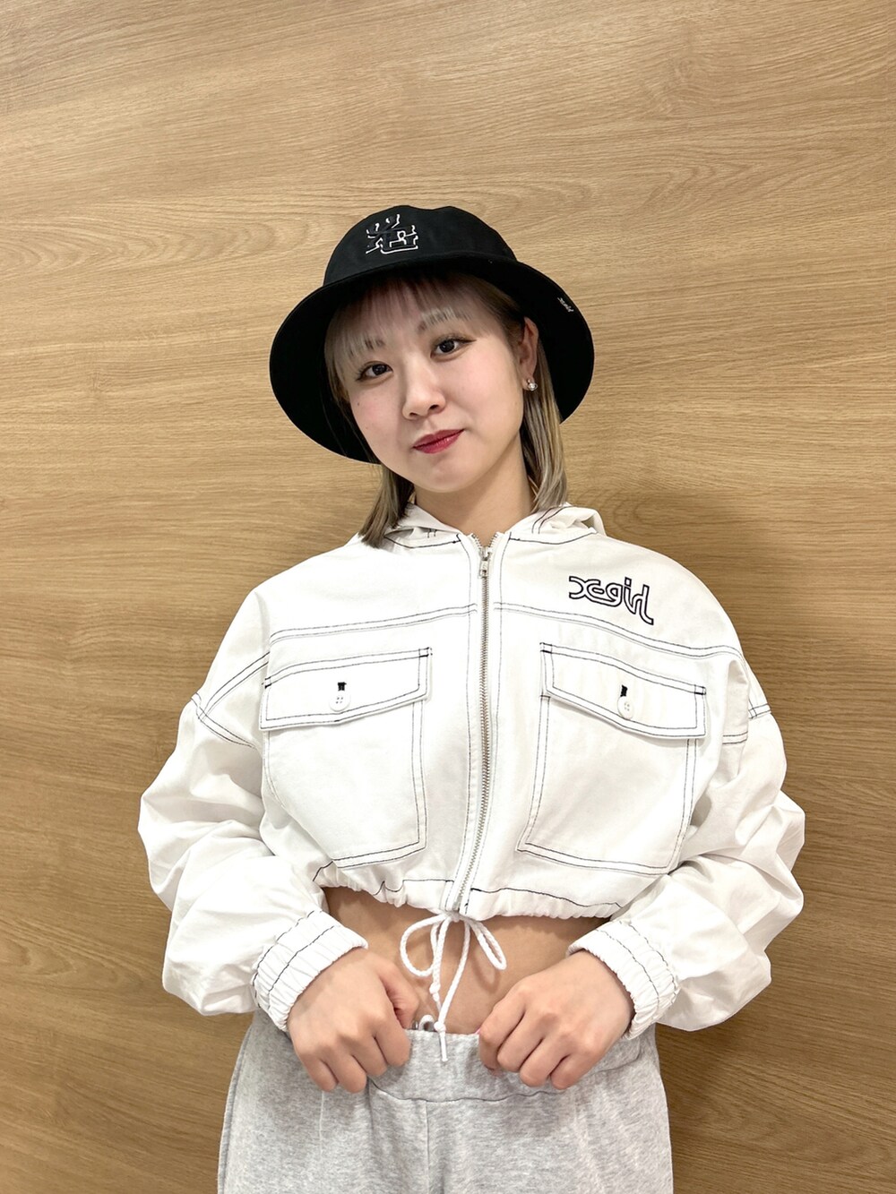 「Xgirl_ootd、xgirl、x-girl、xgirl ootd、xgirljp、x-girl_ootd、NEW ERA、フーディー、クロップド丈、スウェットパンツ、ハンドバッグ、ショルダーバッグ、バケットハット、バケハ」｜「X-girlのFACE PATCH SWEAT PANTS（スウェットパンツ、グレー系）」を使った、あんなさん（レディース・157cm）の春コーディネートの5枚目の写真