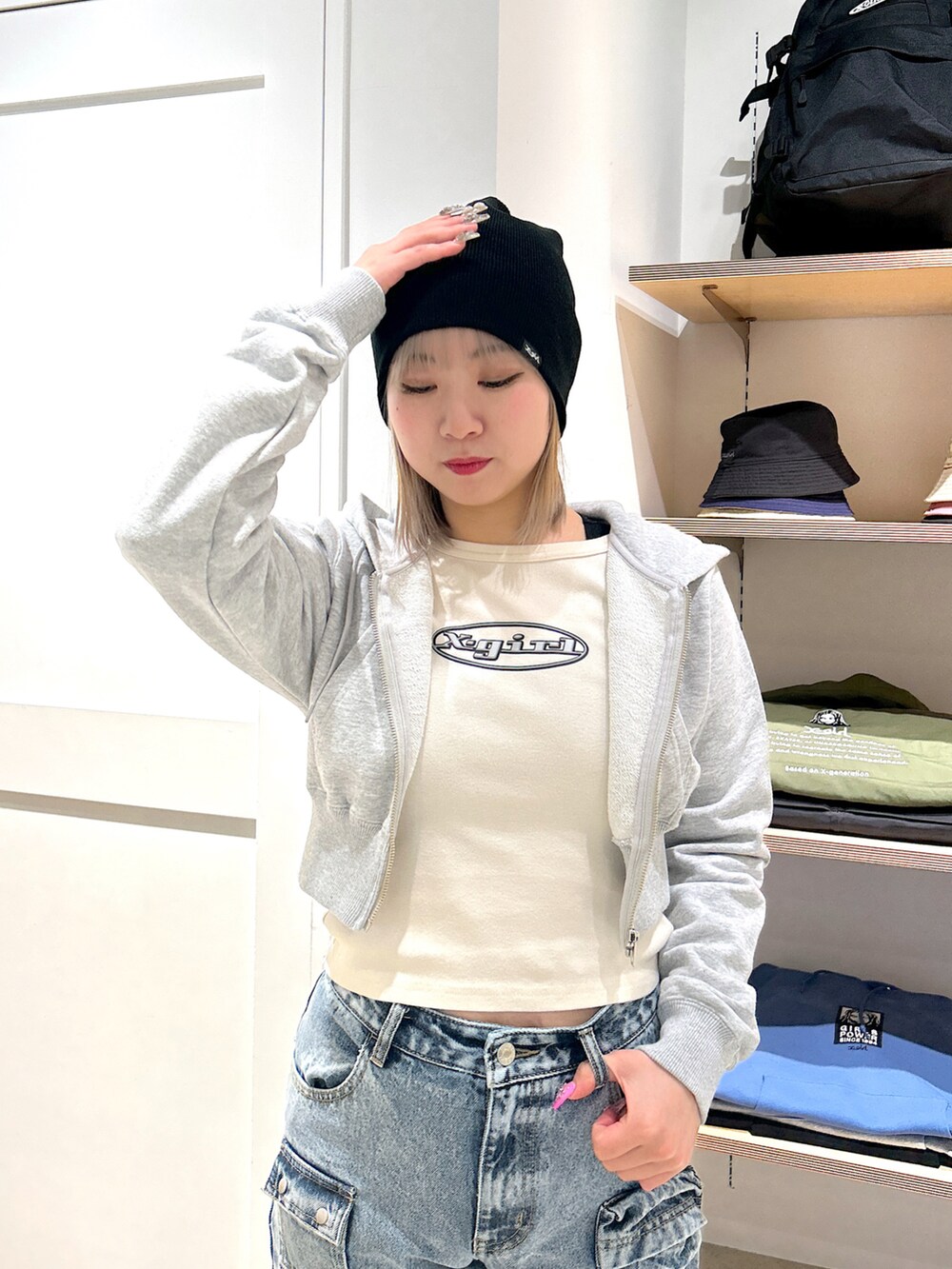 「Xgirl_ootd、xgirl、x-girl、xgirljp、x-girl_ootd、ビーニー、デニムパンツ、クロップド丈、フーディー、カットソー」｜「X-girlの3WAY KNIT CAP（ニットキャップ/ビーニー、ブラック系）」を使った、あんなさん（レディース・157cm）の春コーディネートの4枚目の写真