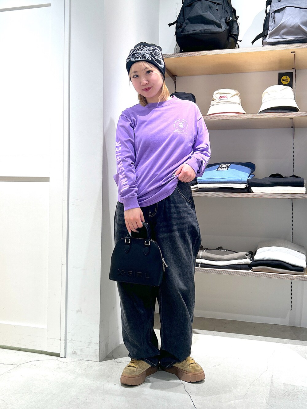 「xgirl、x-girl、Xgirl_ootd、xgirl ootd、xgirljp、x-girl_ootd、ビーニー、カラーコーデ、Tシャツ、ロングスリーブ、デニムパンツ、テーパードパンツ」｜「X-girlのBUTTERFLY JACQUARD BEANIE（ニットキャップ/ビーニー、ブラック系）」を使った、あんなさん（レディース・157cm）の冬コーディネートの3枚目の写真