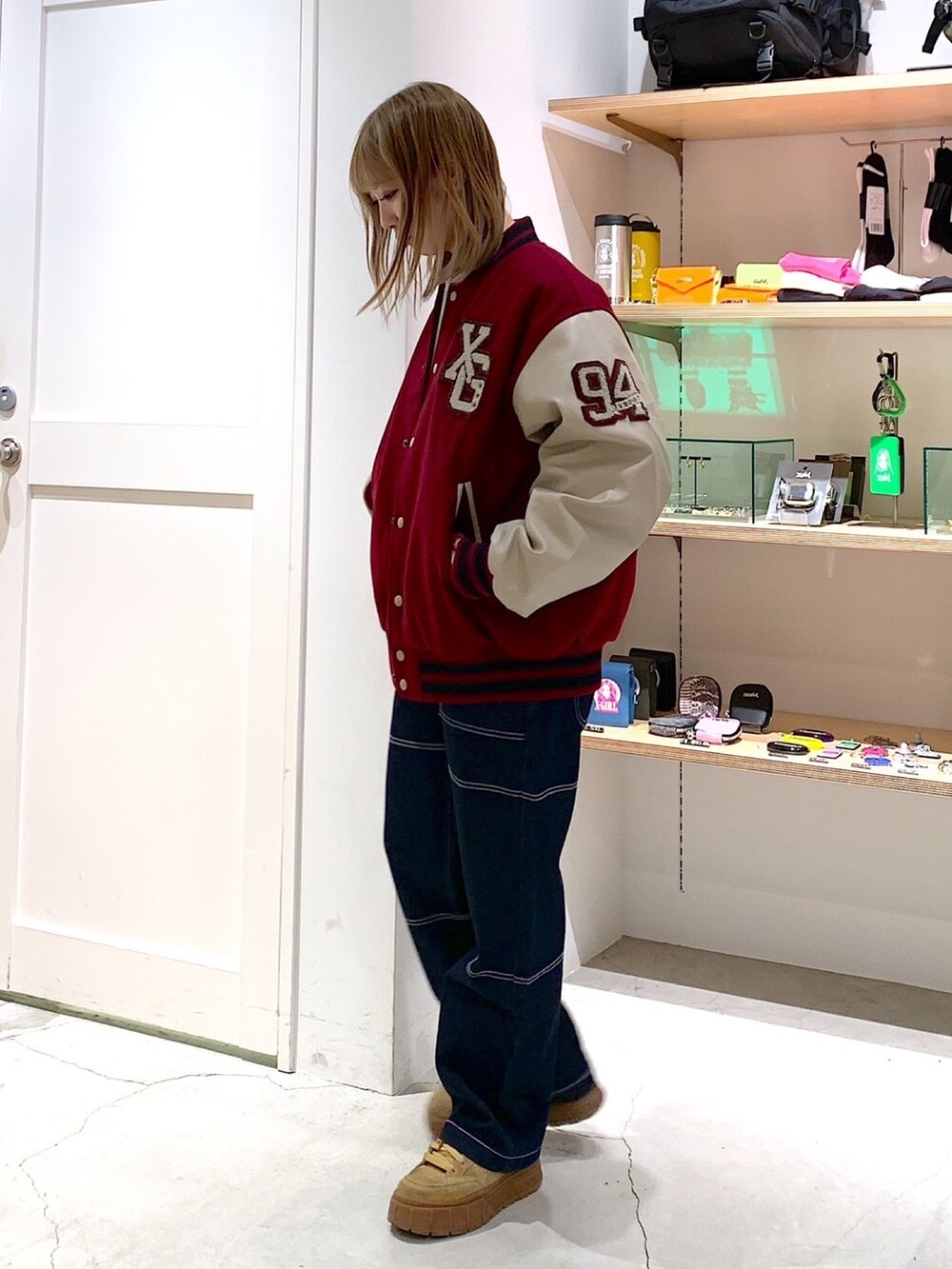 「xgirl、x-girl、Xgirl_ootd、xgirl ootd、スタジャン、デニム、デニムパンツ、スタジャンコーデ、メンズライク、ストリート」｜「X-girlのCOLLEGE LOGO STADIUM JUMPER（スタジャン、レッド系）」を使った、あんなさん（レディース・157cm）の秋コーディネートの3枚目の写真