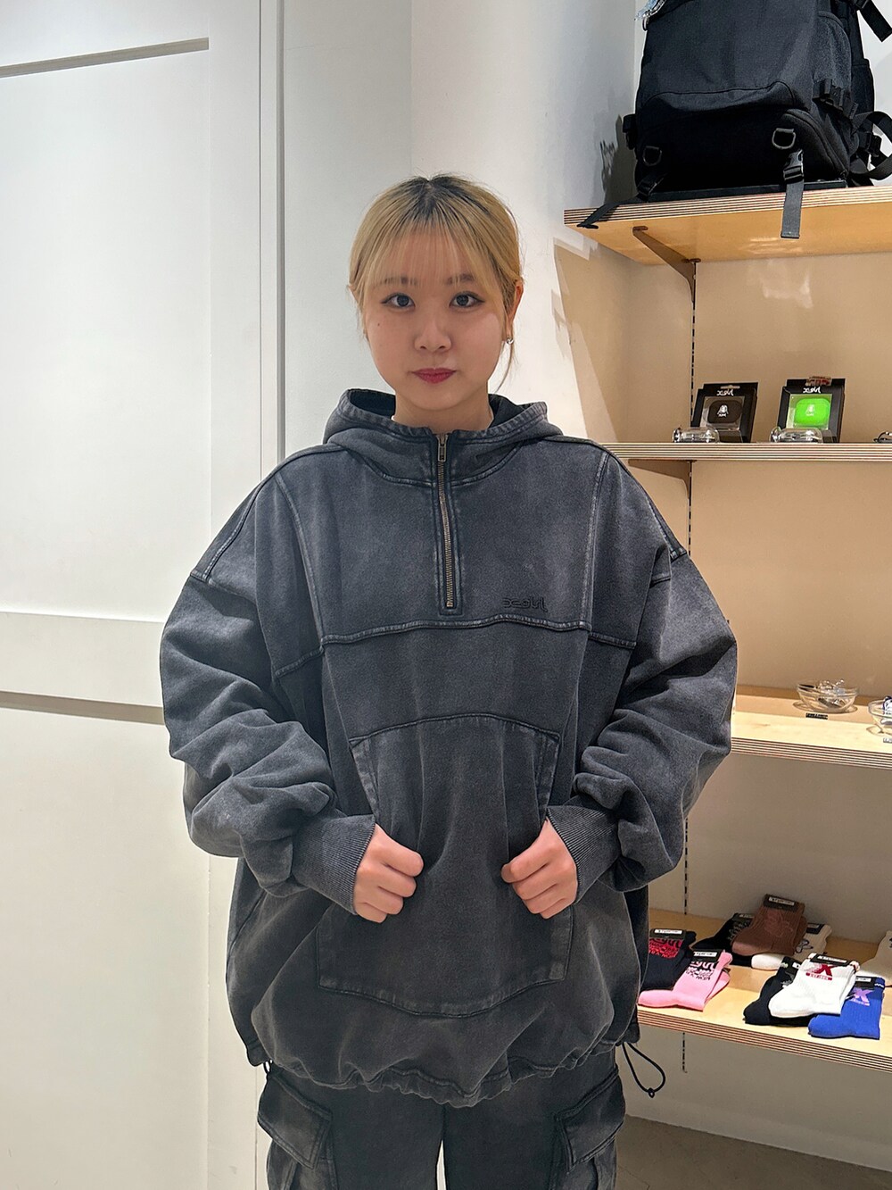 「x-girl、xgirl、Xgirl_ootd、X-girl原宿、セットアップ、アノラックパーカー、スウェットパンツ、カーゴスウェットパンツ、ショルダーバッグ、ハンドバッグ」｜「X-girlのCARGO SWEAT PANTS（スウェットパンツ、ブラック系）」を使った、あんなさん（レディース・157cm）の冬コーディネートの4枚目の写真