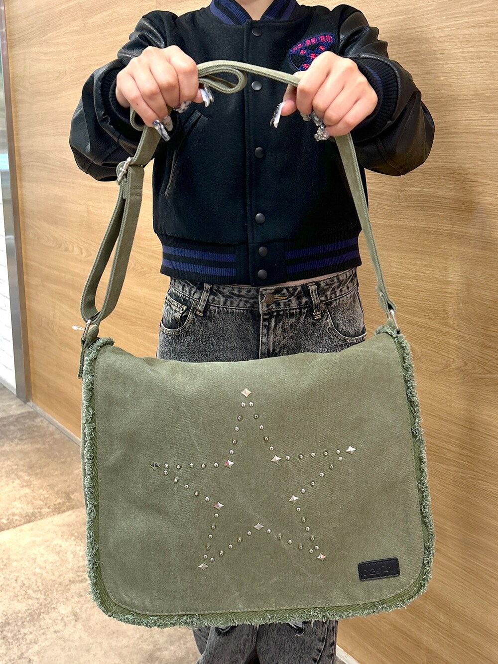 「x-girl、xgirl、スタジャン、Xgirl_ootd、x-girl_ootd、スタジアムジャンパー、デニム、デニムパンツ、ローライズデニム、ダメージデニムパンツ、ショルダーバッグ」｜「X-girlのDISTRESSED LOOSE FIT DENIM PANTS（デニムパンツ、ブラック系）」を使った、あんなさん（レディース・157cm）の秋コーディネートの4枚目の写真
