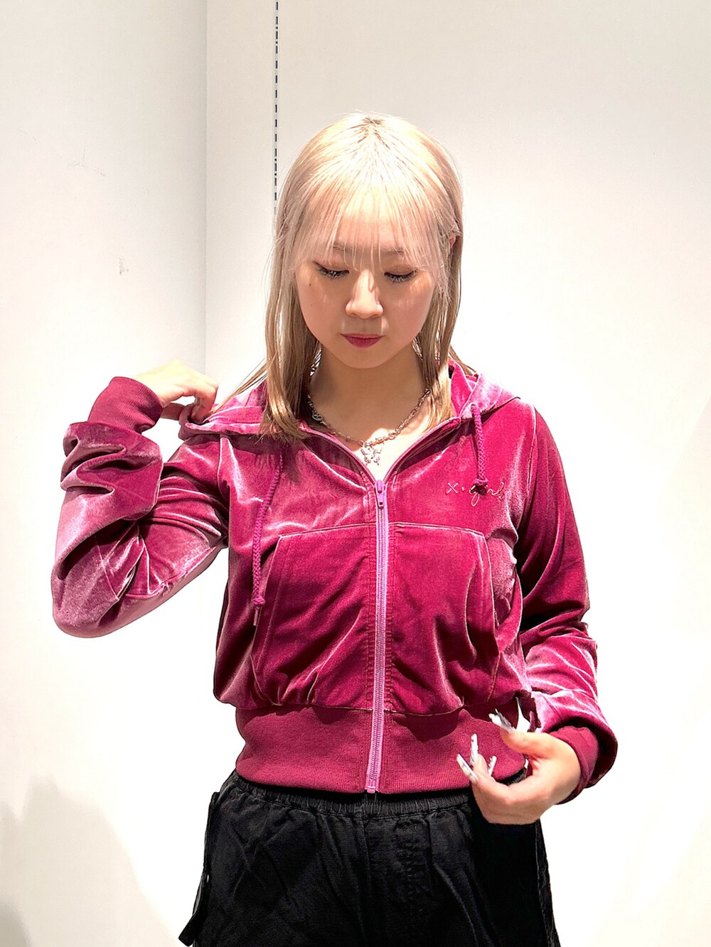 「xgirl、x-girl、Xgirl_ootd、X-girl、エックスガール、ベロア、パーカー、スウェット、イージーパンツ、ハンドバッグ、ショルダーバッグ」｜「X-girlのVELOUR ZIP UP HOODIE（パーカー、ピンク系）」を使った、あんなさん（レディース・157cm）の秋コーディネートの4枚目の写真