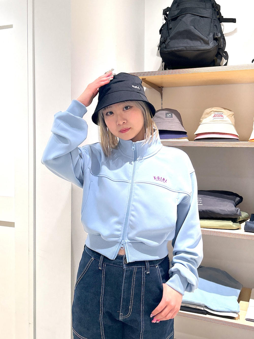 「xgirl、Xgirl_ootd、xgirl ootd、x-girl、x-girl_ootd、X-girl、トラックジャケット、バケットハット、デニム、デニムパンツ、ハイウエストパンツ、ハンドバッグ、ショルダーバッグ」｜「X-girlのCONTRAST STITCH DENIM PANTS（デニムパンツ、ブルー系）」を使った、あんなさん（レディース・157cm）の冬コーディネートの5枚目の写真